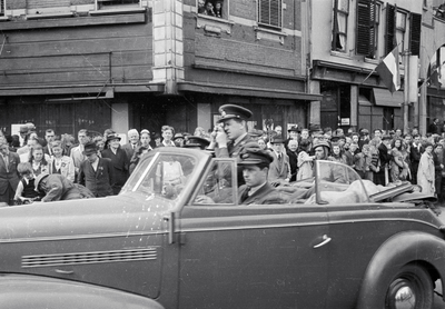 853202 Afbeelding van, mogelijk, een reporter tijdens in een auto, tijdens de doortocht van de geallieerden, in de ...